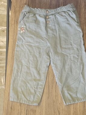 Girls' Olive Green Elastic-Waist Crop Pants with Embroidered Accent